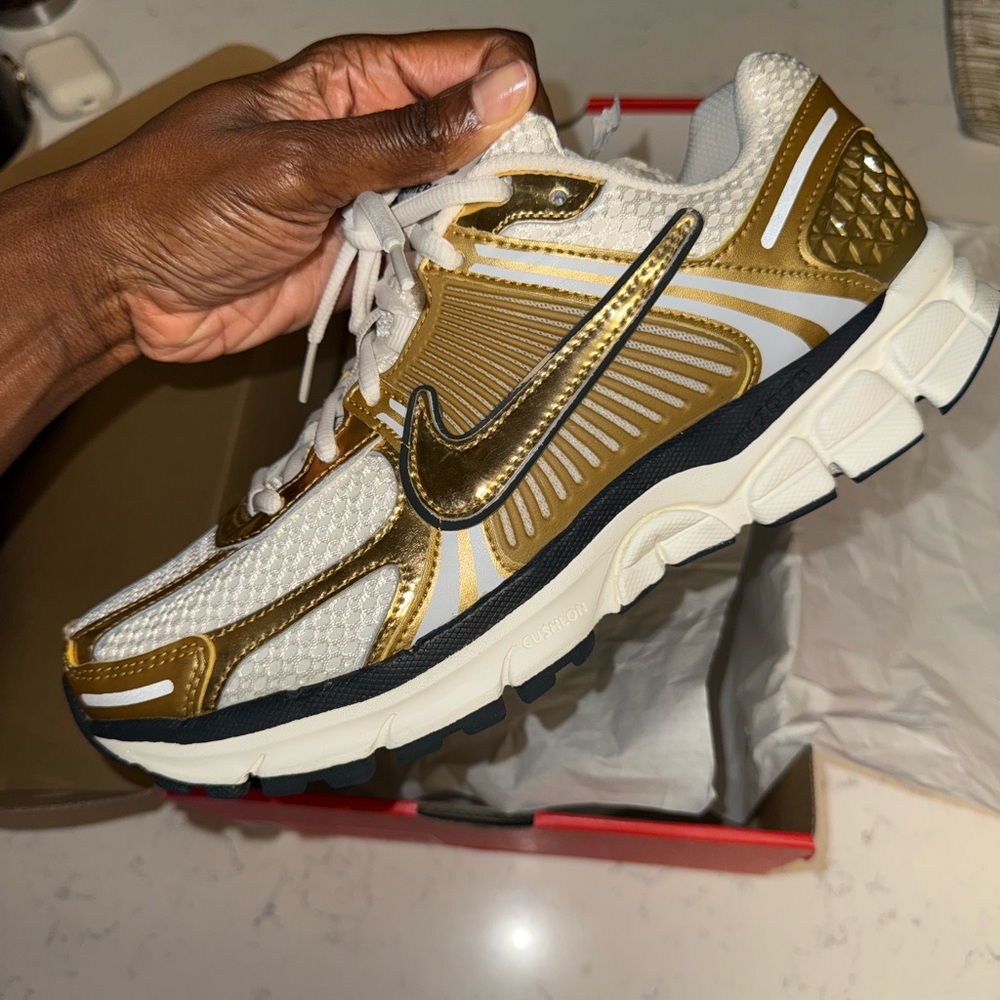 Nike Zoom Vomero 5 - Gold